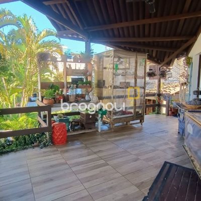 Casa com 490m², 14 quartos (sendo 1 suíte), 2 garagens, no bairro Canasvieiras em Florianópolis