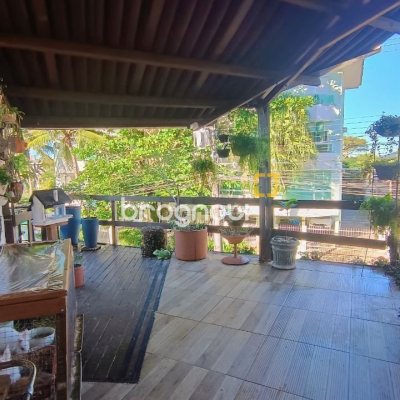 Casa com 490m², 14 quartos (sendo 1 suíte), 2 garagens, no bairro Canasvieiras em Florianópolis