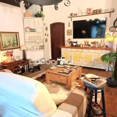 Casa com 490m², 14 quartos (sendo 1 suíte), 2 garagens, no bairro Canasvieiras em Florianópolis