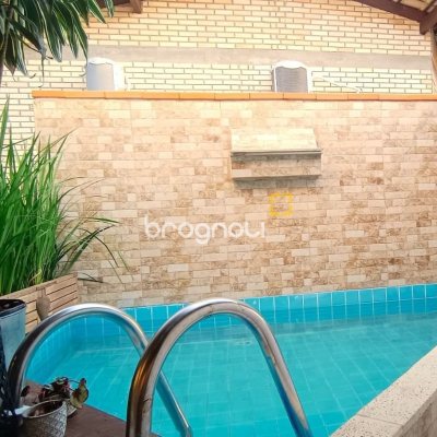 Casa com 490m², 14 quartos (sendo 1 suíte), 2 garagens, no bairro Canasvieiras em Florianópolis