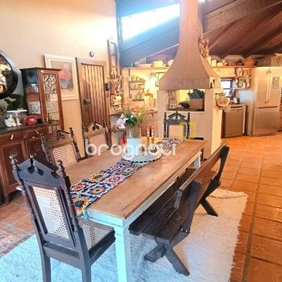 Casa com 490m², 14 quartos (sendo 1 suíte), 2 garagens, no bairro Canasvieiras em Florianópolis