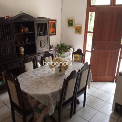 Casa com 150m², 3 quartos (sendo 1 suíte), 4 garagens, no bairro São Luiz em São José