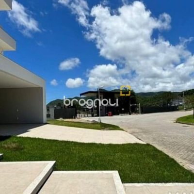 Casa de Condomínio com 400m², 4 quartos (sendo 3 suítes), 4 garagens, no bairro Ingleses em Florianópolis
