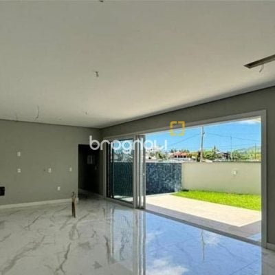Casa de Condomínio com 400m², 4 quartos (sendo 3 suítes), 4 garagens, no bairro Ingleses em Florianópolis