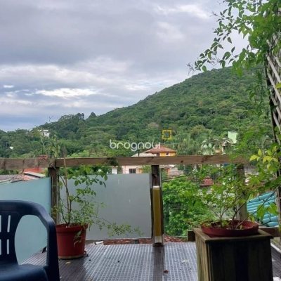 Casa com 135m², 1 quarto, 2 garagens, no bairro Sambaqui em Florianópolis