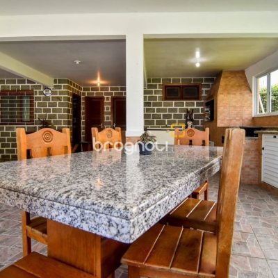 Sítio com 320m², 4 quartos (sendo 3 suítes), 4 garagens, no bairro Ribeirão da Ilha em Florianópolis
