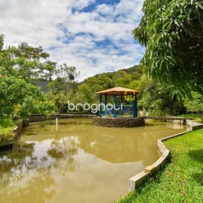 Sítio com 320m², 4 quartos (sendo 3 suítes), 4 garagens, no bairro Ribeirão da Ilha em Florianópolis