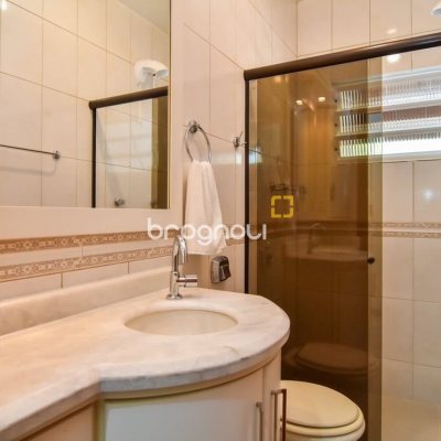 Sítio com 320m², 4 quartos (sendo 3 suítes), 4 garagens, no bairro Ribeirão da Ilha em Florianópolis