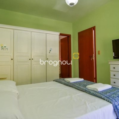 Sítio com 320m², 4 quartos (sendo 3 suítes), 4 garagens, no bairro Ribeirão da Ilha em Florianópolis