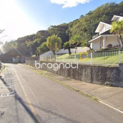 Terreno com 704m², no bairro Ponta de Baixo em São José