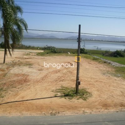 Terreno com 704m², no bairro Ponta de Baixo em São José