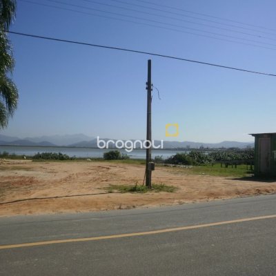 Terreno com 704m², no bairro Ponta de Baixo em São José