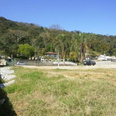 Terreno com 704m², no bairro Ponta de Baixo em São José