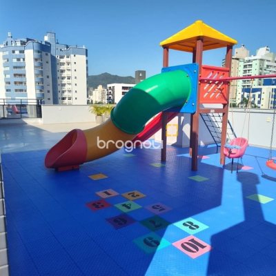 Apartamento com 98m², 3 quartos (sendo 3 suítes), 3 garagens, no bairro Trindade em Florianópolis