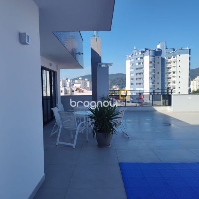 Apartamento com 98m², 3 quartos (sendo 3 suítes), 3 garagens, no bairro Trindade em Florianópolis