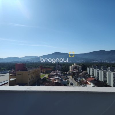 Apartamento com 98m², 3 quartos (sendo 3 suítes), 3 garagens, no bairro Trindade em Florianópolis