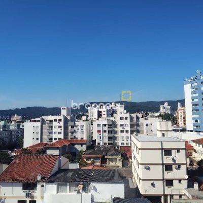 Apartamento com 98m², 3 quartos (sendo 3 suítes), 3 garagens, no bairro Trindade em Florianópolis
