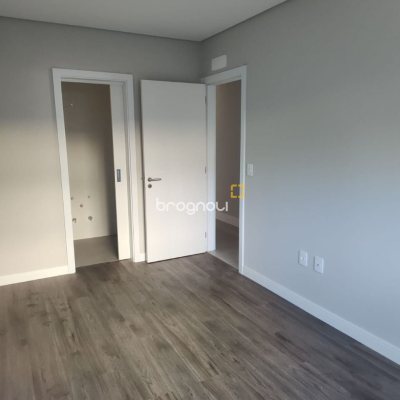 Apartamento com 98m², 3 quartos (sendo 3 suítes), 3 garagens, no bairro Trindade em Florianópolis