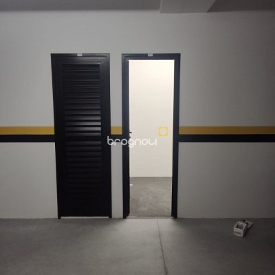 Apartamento com 98m², 3 quartos (sendo 3 suítes), 3 garagens, no bairro Trindade em Florianópolis
