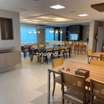 Apartamento com 124m², 3 quartos (sendo 2 suítes), 2 garagens, no bairro Balneário em Florianópolis
