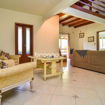 Casa com 320m², 4 quartos (sendo 3 suítes), 4 garagens, no bairro Ribeirão da Ilha em Florianópolis