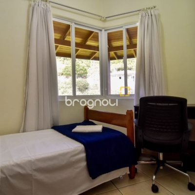 Casa com 320m², 4 quartos (sendo 3 suítes), 4 garagens, no bairro Ribeirão da Ilha em Florianópolis