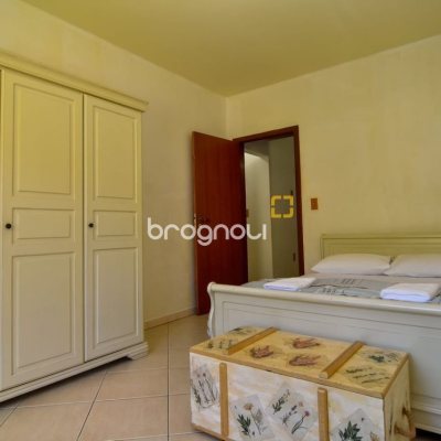 Casa com 320m², 4 quartos (sendo 3 suítes), 4 garagens, no bairro Ribeirão da Ilha em Florianópolis