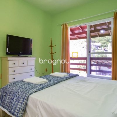 Casa com 320m², 4 quartos (sendo 3 suítes), 4 garagens, no bairro Ribeirão da Ilha em Florianópolis