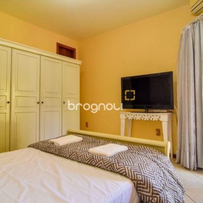 Casa com 320m², 4 quartos (sendo 3 suítes), 4 garagens, no bairro Ribeirão da Ilha em Florianópolis
