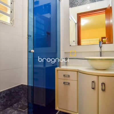 Casa com 320m², 4 quartos (sendo 3 suítes), 4 garagens, no bairro Ribeirão da Ilha em Florianópolis