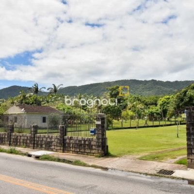 Casa com 320m², 4 quartos (sendo 3 suítes), 4 garagens, no bairro Ribeirão da Ilha em Florianópolis