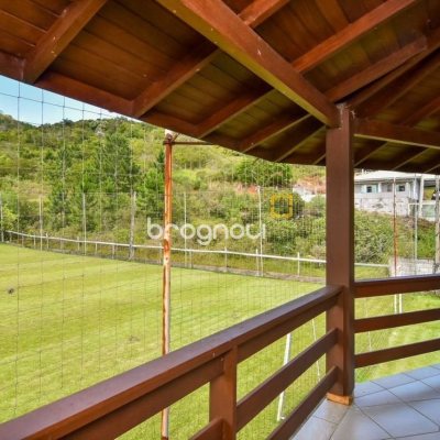 Casa com 320m², 4 quartos (sendo 3 suítes), 4 garagens, no bairro Ribeirão da Ilha em Florianópolis
