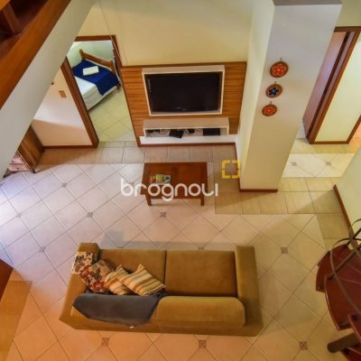 Casa com 320m², 4 quartos (sendo 3 suítes), 4 garagens, no bairro Ribeirão da Ilha em Florianópolis
