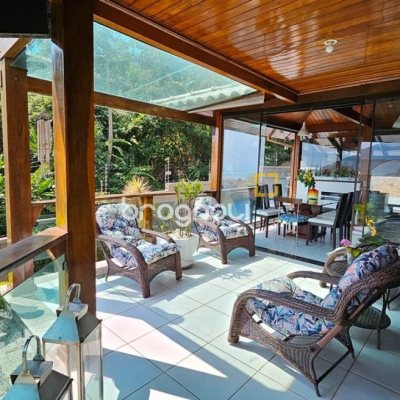 Casa com 450m², 4 quartos (sendo 4 suítes), 8 garagens, no bairro Praia Brava em Florianópolis