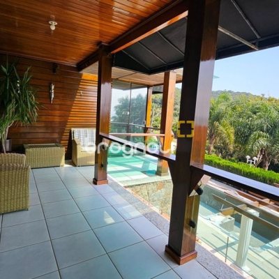 Casa com 450m², 4 quartos (sendo 4 suítes), 8 garagens, no bairro Praia Brava em Florianópolis