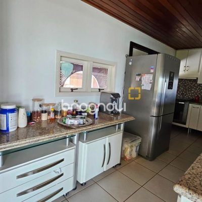 Casa com 450m², 4 quartos (sendo 4 suítes), 8 garagens, no bairro Praia Brava em Florianópolis