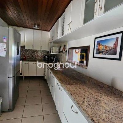 Casa com 450m², 4 quartos (sendo 4 suítes), 8 garagens, no bairro Praia Brava em Florianópolis