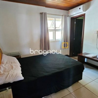 Casa com 450m², 4 quartos (sendo 4 suítes), 8 garagens, no bairro Praia Brava em Florianópolis