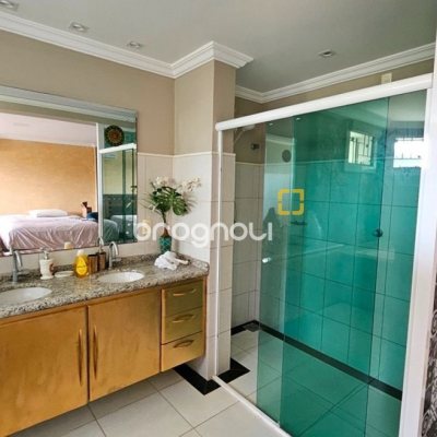 Casa com 450m², 4 quartos (sendo 4 suítes), 8 garagens, no bairro Praia Brava em Florianópolis