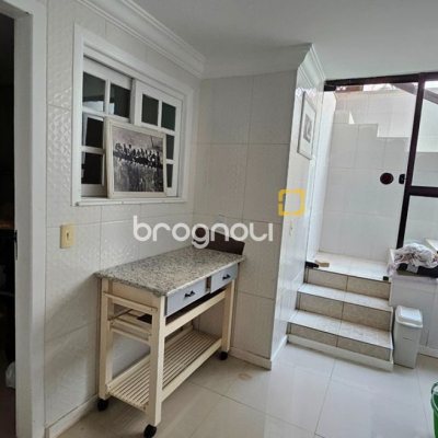 Casa com 450m², 4 quartos (sendo 4 suítes), 8 garagens, no bairro Praia Brava em Florianópolis