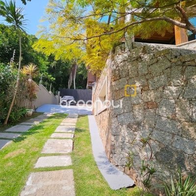 Casa com 450m², 4 quartos (sendo 4 suítes), 8 garagens, no bairro Praia Brava em Florianópolis