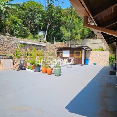 Casa com 450m², 4 quartos (sendo 4 suítes), 8 garagens, no bairro Praia Brava em Florianópolis