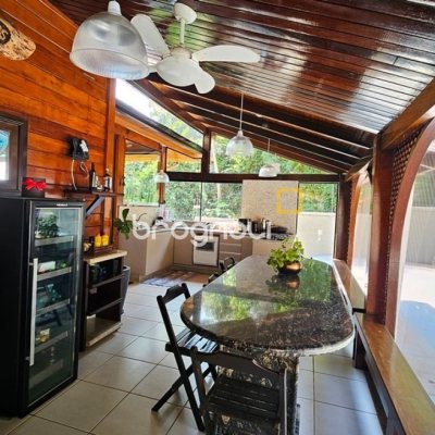 Casa com 450m², 4 quartos (sendo 4 suítes), 8 garagens, no bairro Praia Brava em Florianópolis