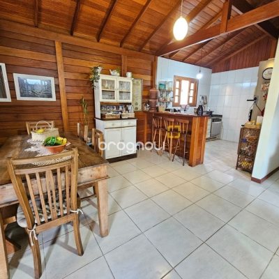 Casa com 82m², 2 quartos (sendo 1 suíte), 1 garagem, no bairro Campeche em Florianópolis