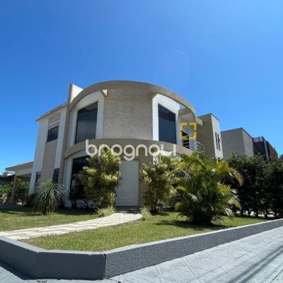 Casa de Condomínio com 223m², 4 quartos (sendo 3 suítes), 2 garagens, no bairro Ingleses em Florianópolis
