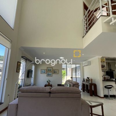Casa de Condomínio com 223m², 4 quartos (sendo 3 suítes), 2 garagens, no bairro Ingleses em Florianópolis