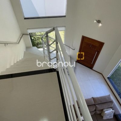 Casa de Condomínio com 223m², 4 quartos (sendo 3 suítes), 2 garagens, no bairro Ingleses em Florianópolis