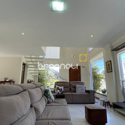 Casa de Condomínio com 223m², 4 quartos (sendo 3 suítes), 2 garagens, no bairro Ingleses em Florianópolis