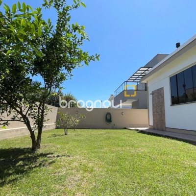 Casa de Condomínio com 223m², 4 quartos (sendo 3 suítes), 2 garagens, no bairro Ingleses em Florianópolis