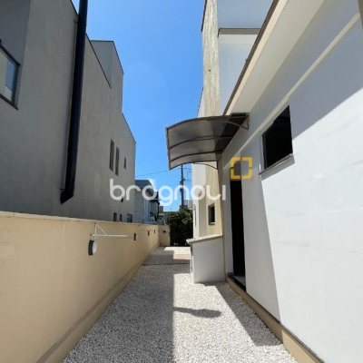 Casa de Condomínio com 223m², 4 quartos (sendo 3 suítes), 2 garagens, no bairro Ingleses em Florianópolis
